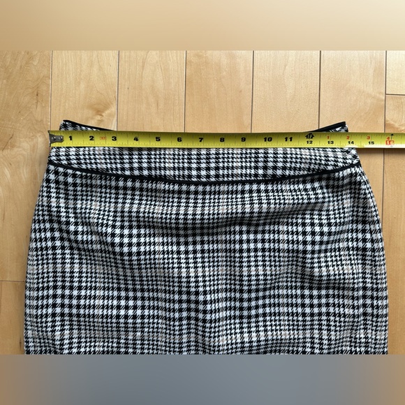 Banana Republic Houndstooth Skirt in size 0 - Picture 8 of 9